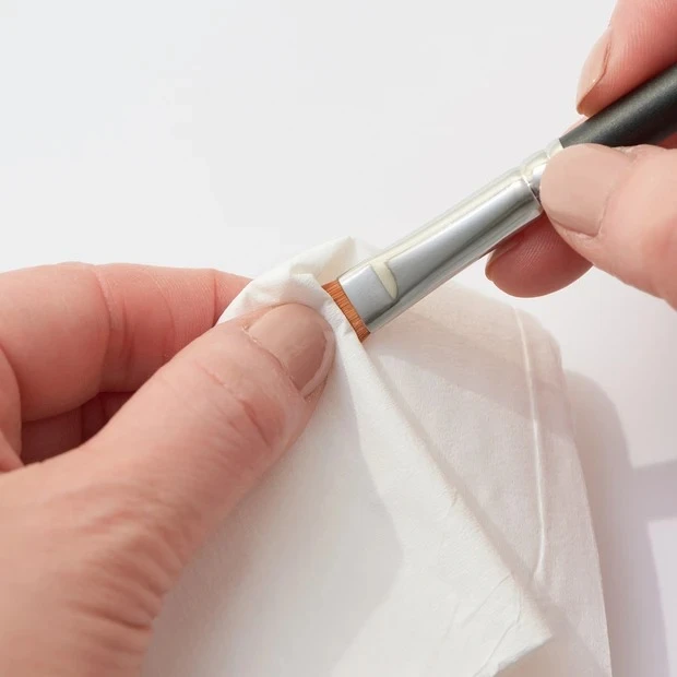 リップブラシ・コンシーラーブラシの洗い方 2. ティッシュなどで汚れを押し出すように拭き取る