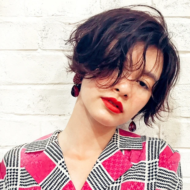 ヴィンテージミックスな着こなしに似合う、ちょっぴり強気なウェーブショート