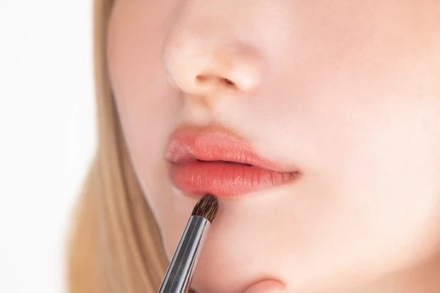【グリッターメイク】唇はきらめく血色カラーで立体感をプラス