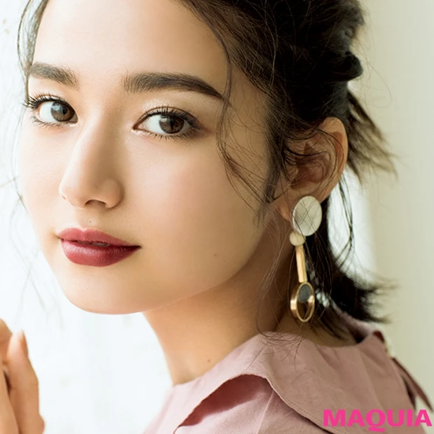 いつものファッションにリップでアクセントを！ モードで女っぽいベリーリッ…