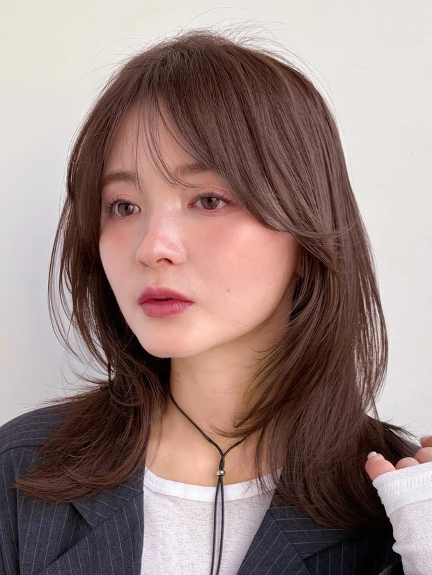 髪型　ミディアムレイヤー　ミディアムヘア　サイドバング　スタイリング