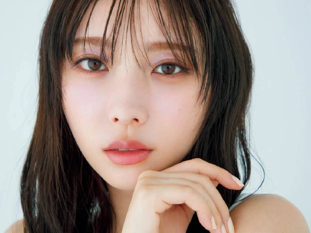 “ほどよく甘く、ひんやり美人“な与田祐希さん。旬の“アイシーカラー”でつくる透明感メイク術