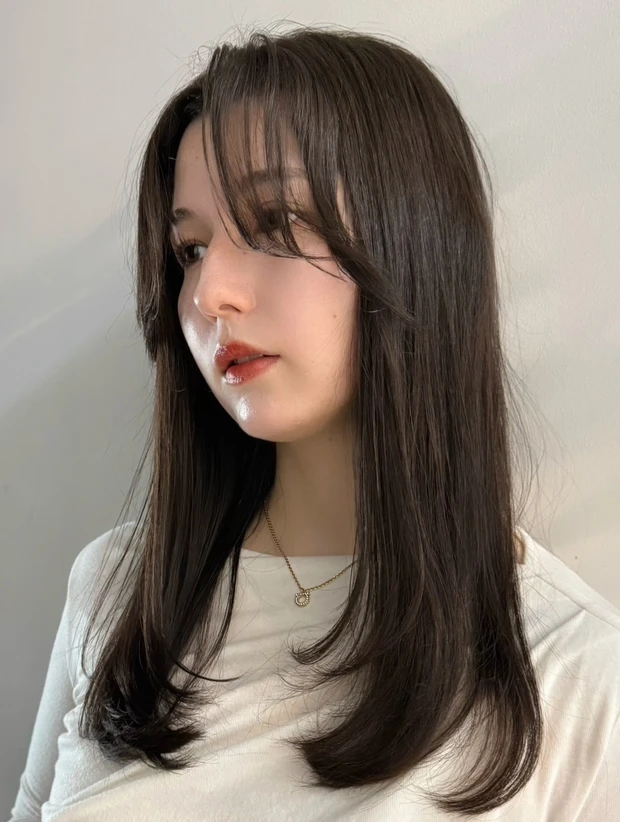 髪型　ロング　ロングヘア　センターパート　大人の髪型　暗髪　サイド