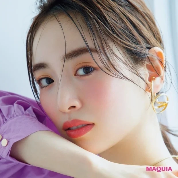 岡田知子×泉 里香。ベスコス受賞アイテムで感情高まるエモーショナルメイク