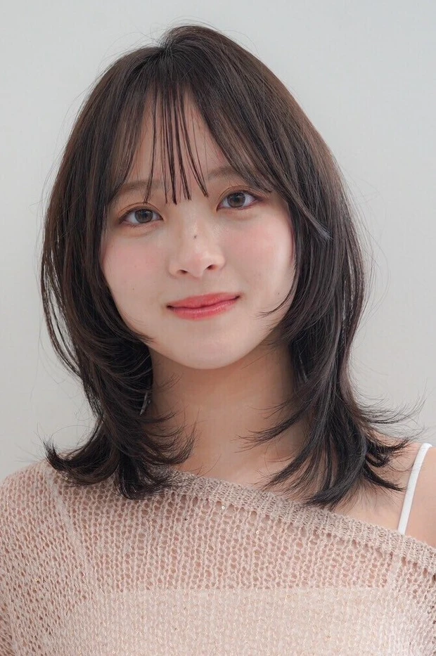 ヘアカタログ　ミディアム　ミディアムヘア　前髪あり　正面