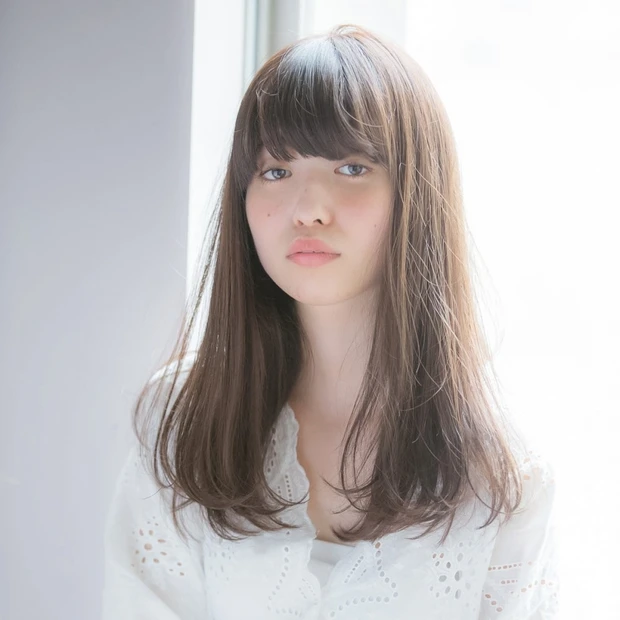 おしゃれな存在感を放つ、初夏のニュアンスストレートロング