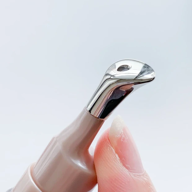 グラン アイ セラム Vのアプリケーター下部を指で押そうとしている写真。ここを押すと適量のセラムが出てくる仕組み。