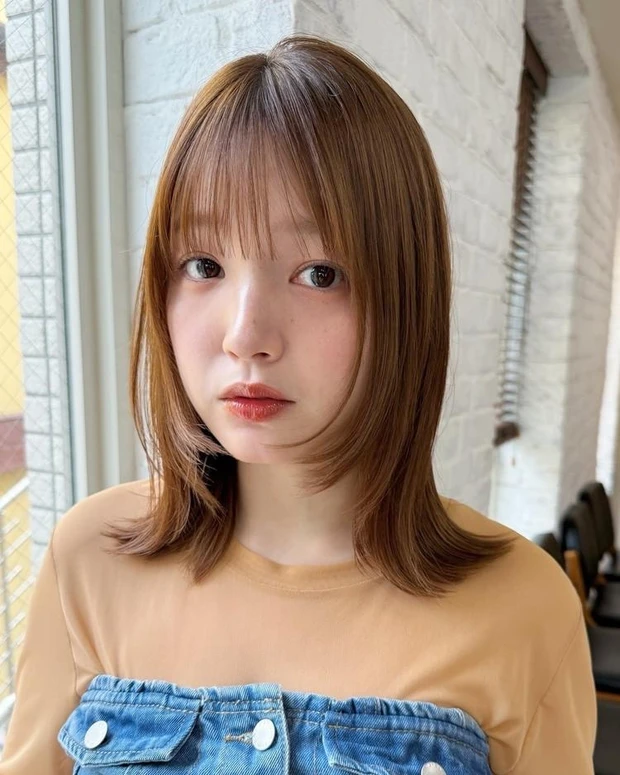 ヘアカタログ　ミディアムレイヤー　ミディアムヘア　外ハネ　前髪あり　オーダー方法