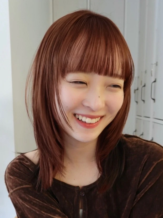 髪型 ミディアムレイヤー ミディアムヘア 暖色カラー スタイリング