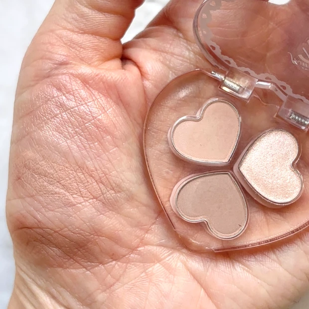 from2aN(フロムトゥーエーエヌ)「ラブクローバーパレット 02 バニラクリーム」のスウォッチ