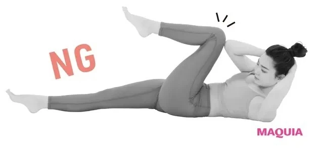 【食事と合わせて取り入れたい筋トレ】膝を引きつけ過ぎると、お腹に効かないのでNG。肘に軽く近づけて
