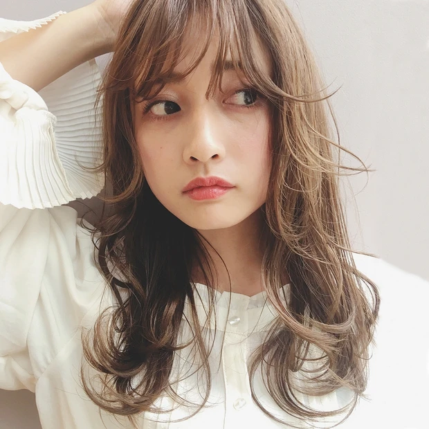 たっぷりレイヤーとハイライトでロングをもっと軽く、華やかに！