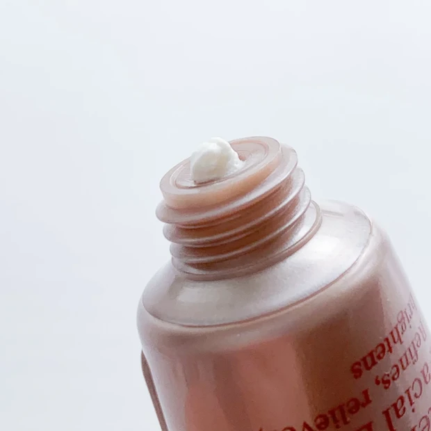 トータル V ラップのチューブから、濃密なクリームマスクが押し出されている写真。