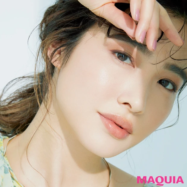 初夏の自然光メイクの正解は？ シンプル顔さんはツヤリッチなワントーンメイ…