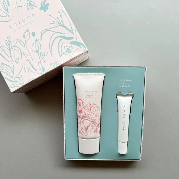 【クリスマスコフレ＆ホリデー限定品2023】to/one（トーン）トーン フラワリング リップ＆ハンドケア 2023をエディターがレビュー