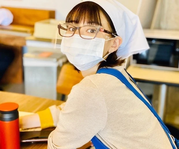 『自分の出番がない待ち時間はフェイスガードとマスクは絶対！ キャストやスタッフ含め、全員で細心の注意を払いながら撮影に臨んでいます』（舞香さん）