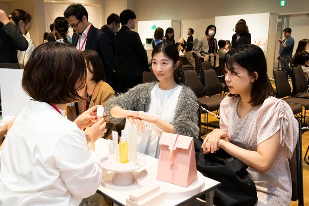 マキアサロン　コスメがリアルに試せるブース
