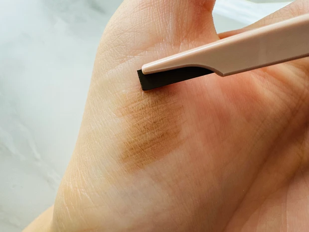 キャンメイクのスタイリングエッジアイブロウのスウォッチ 01 ナチュラルブラウン