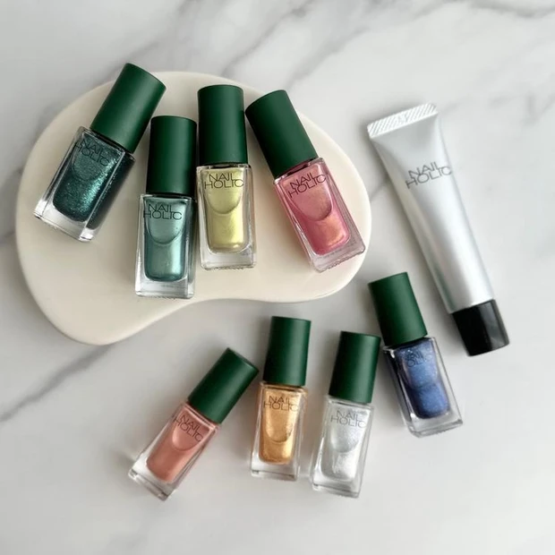【4位】ネイルホリックのホリデーコレクションをスウォッチ！ 限定カラーが11月16日に発売【クリスマスコフレ・ホリデー限定品2023】