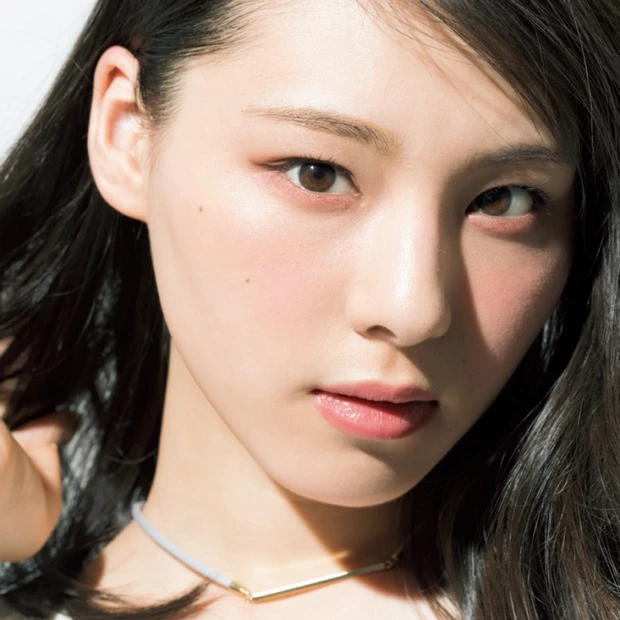 目尻末広がり二重さんの目元に微熱。“レッドの下まぶた”でミステリアスな魅…