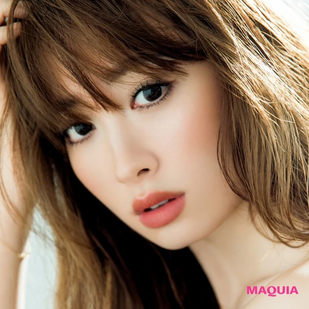 こじはるがお手本! バーバリーの秋新色で小悪魔キャットEYEに印象チェン…