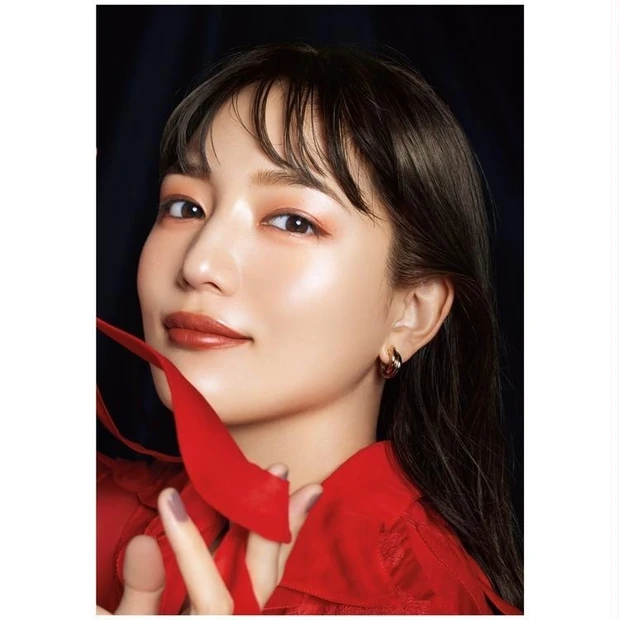 【9位】マキア1月号の表紙は川口春奈さん!河北メイクによる赤のワントーングラデに視線集中