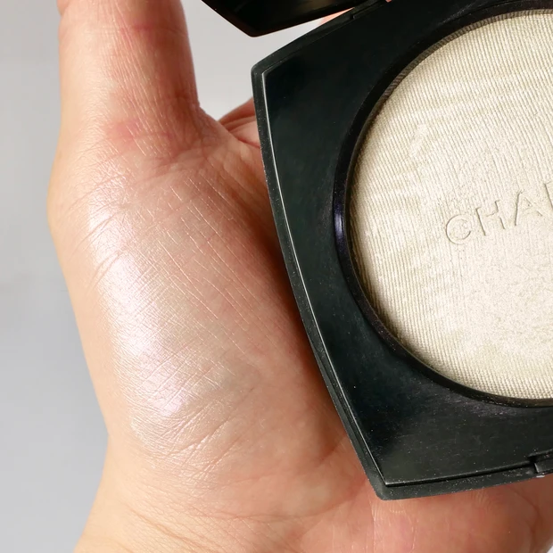 CHANEL(シャネル) プードゥル ルミエール 40 ホワイト オパール フェイスパウダー