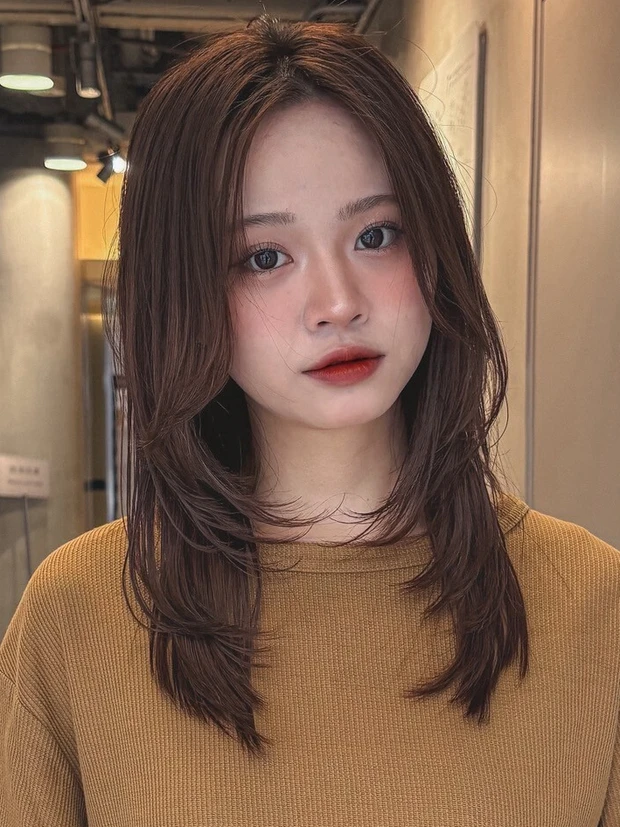 顔タイプ クールカジュアルに似合う髪型 前髪あり くすみ系カラーのこなれミディアム