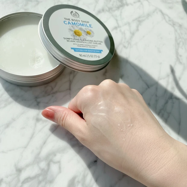 摩擦の心配なし！肌を労りながらしっかり落とす。
販売累計30万個を突破したTHE BODY SHOP
サンプチュアス クレンジングバター
_3