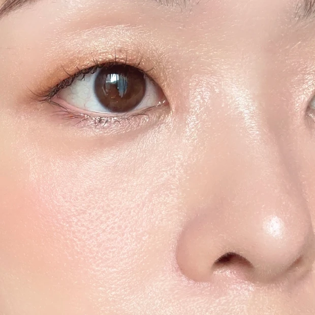 パールグロウハイライトを鼻筋に塗布