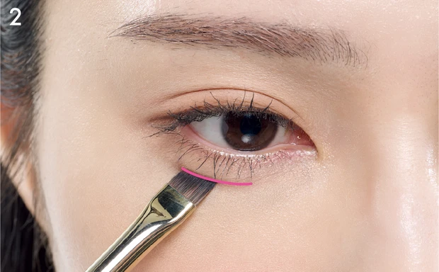 紫ぐまタイプのくまカバー＆涙袋メイクのテクニック 涙袋の影を描く