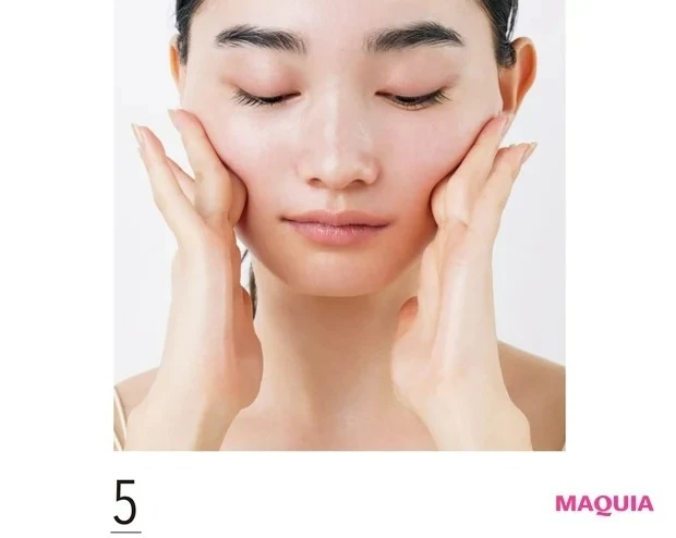 【顔筋ほぐしのやり方】顔のたるみ、リフトアップにおすすめのマッサージ法_おでこや頬の筋肉をほぐす小顔マッサージ_5
