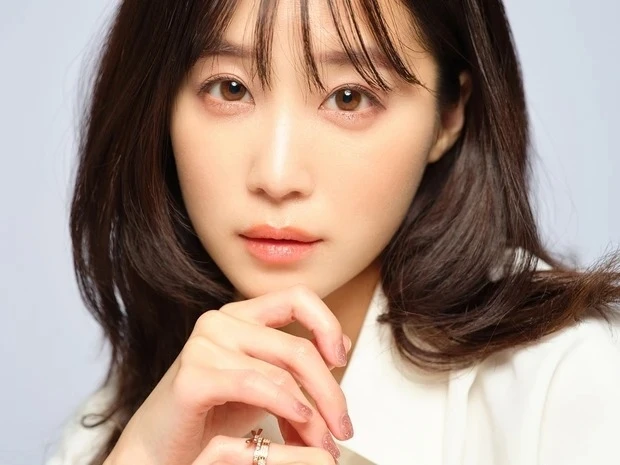 【ALL私物＆セルフメイク】あざとかわいいアイテム満載！ 休井美郷さんのメイクポーチの中身を拝見