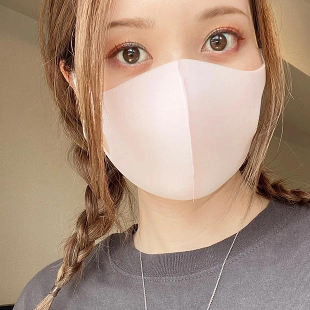 女性 自撮り 部屋 顔