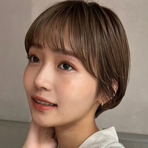 【抜け感ショートヘア】トレンドのモカムースカラーがポイント! お手入れ簡単グラデーションショート