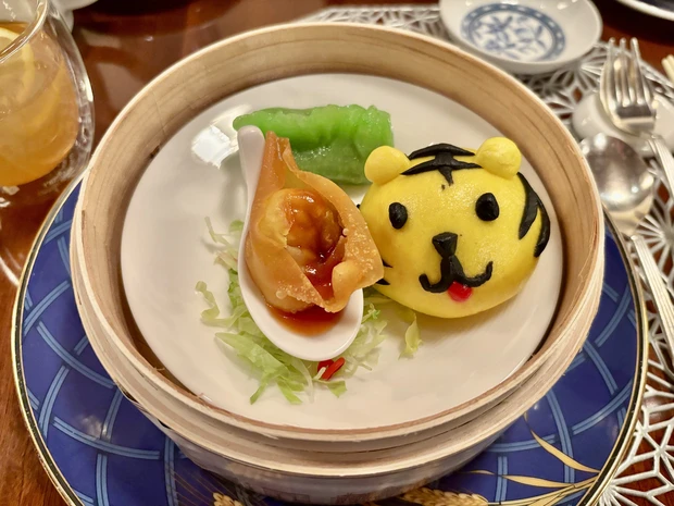陳皮入り揚げワンタン／松の実入り翡翠蒸粉果／「チャイ オブ ザ タイガー」香る虎顔海老饅頭