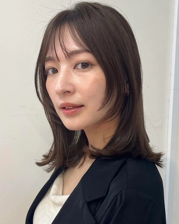 顔まわり レイヤー ミディアム  韓国風　小顔見え