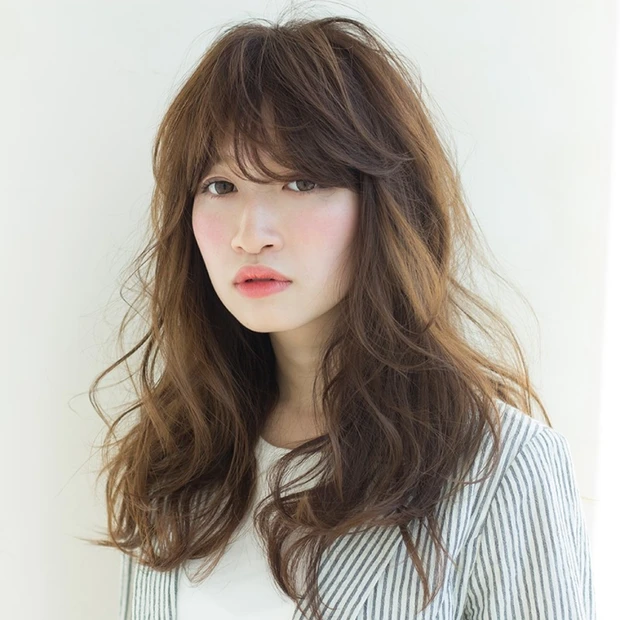 ルーズ感のある軽やかウェーブは、外ハネバングでおしゃれ度アップ