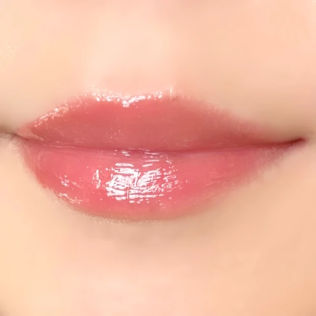 Her lip to BEAUTY「LIP TO LOVE SERUM」の01 RICH ROSEを唇に塗布