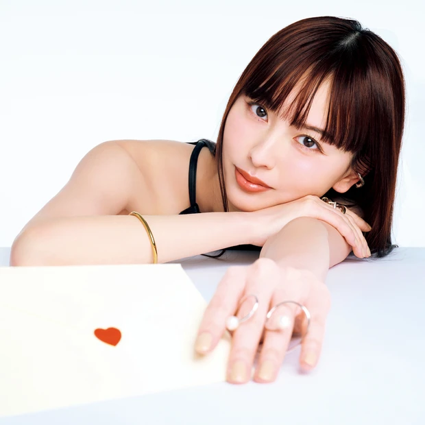 鈴木えみ＆本田 翼の「なくちゃ困る！」メイクアップアイテムは？ 推しコスメ往復書簡