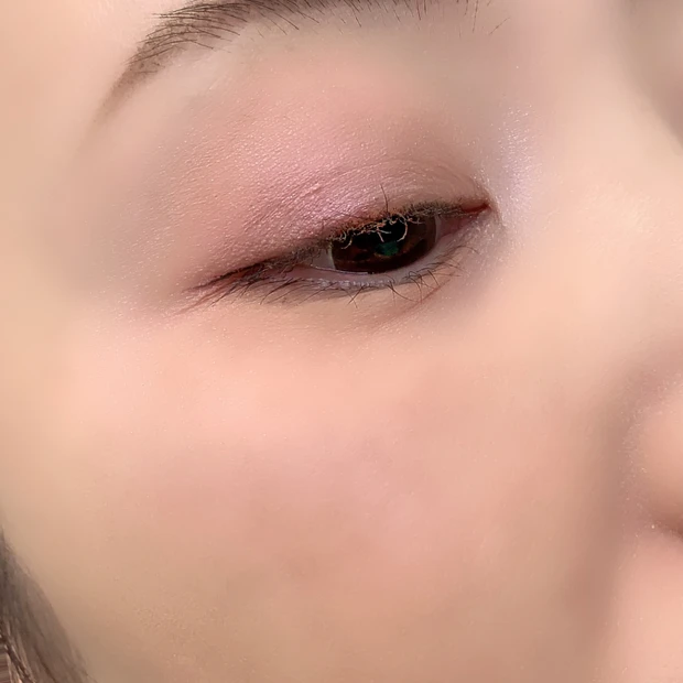 KATE MV-1 スノーモーヴを使用した目元のグラデーション(伏し目)