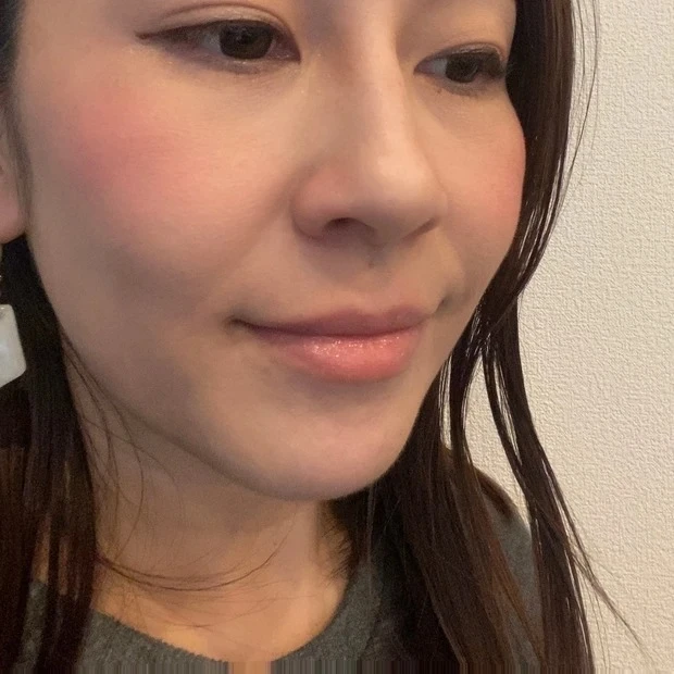 レブロン キス シュガー スクラブを塗った唇