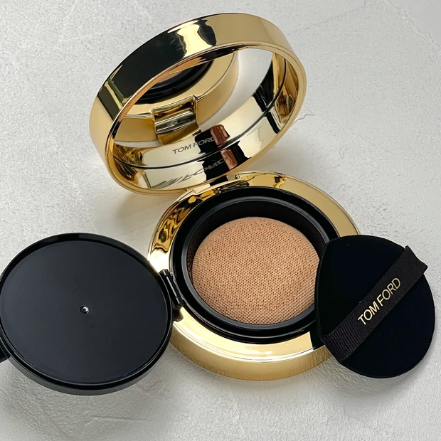TOMFORD　アーキテクチャーラディアンスハイドレーティングクッション　比較