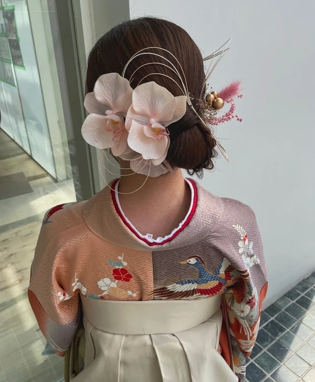 【着物に似合うヘアアレンジ】卒業式や入学式にもおすすめ! 「水引&金箔」「タイトな一本結び」「花モチーフ」のヘアアレンジ22選_4_4