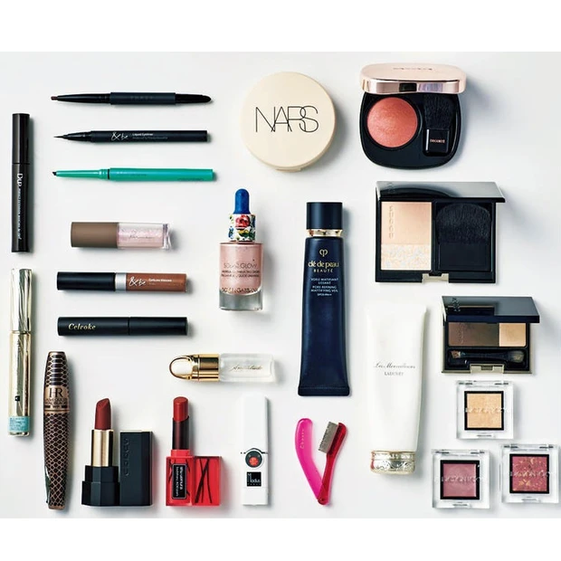 フリーアナウンサー 宇垣美里さんのポーチの中身