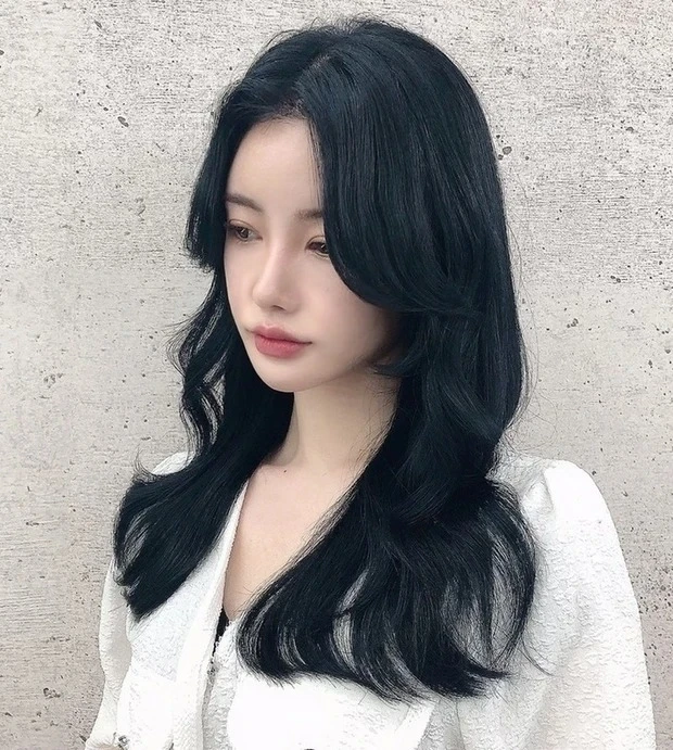 【卵型さんにおすすめの髪型】セミロング&ロングヘア編_【卵型×ロングヘア】艶感あふれる“ブルーブラックカラー“を使ったロングヘア