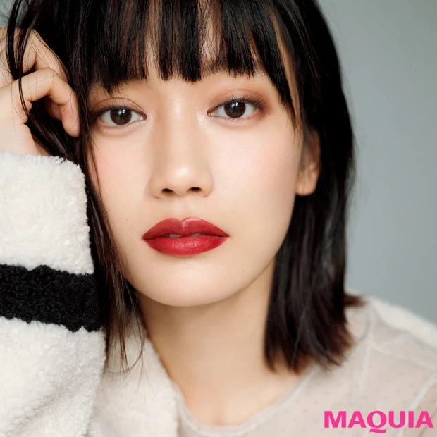 下がった頰を瞬間リフトアップ！ “見えない引き上げテープ”並みに効くアイ…