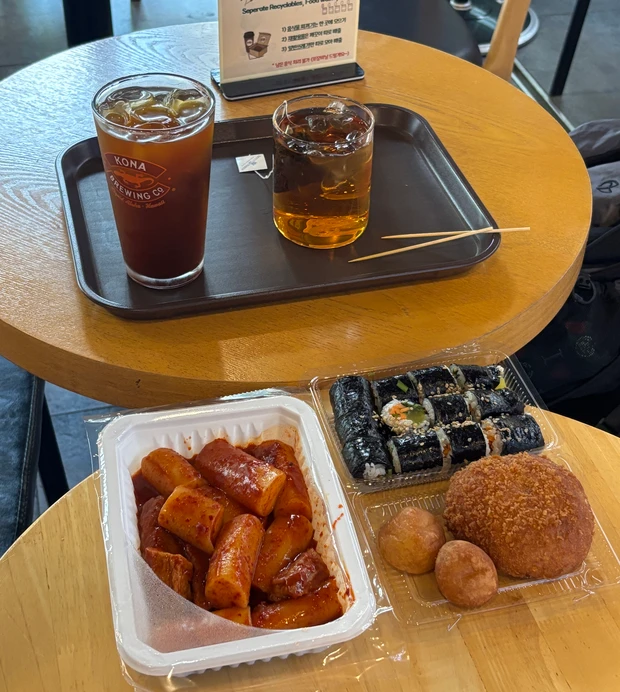 ひとリート 韓国　女子　一人旅　ご飯　スポット　弘大　望遠市場　マンウォンシジャン　食べ歩き　カフェM　座れる