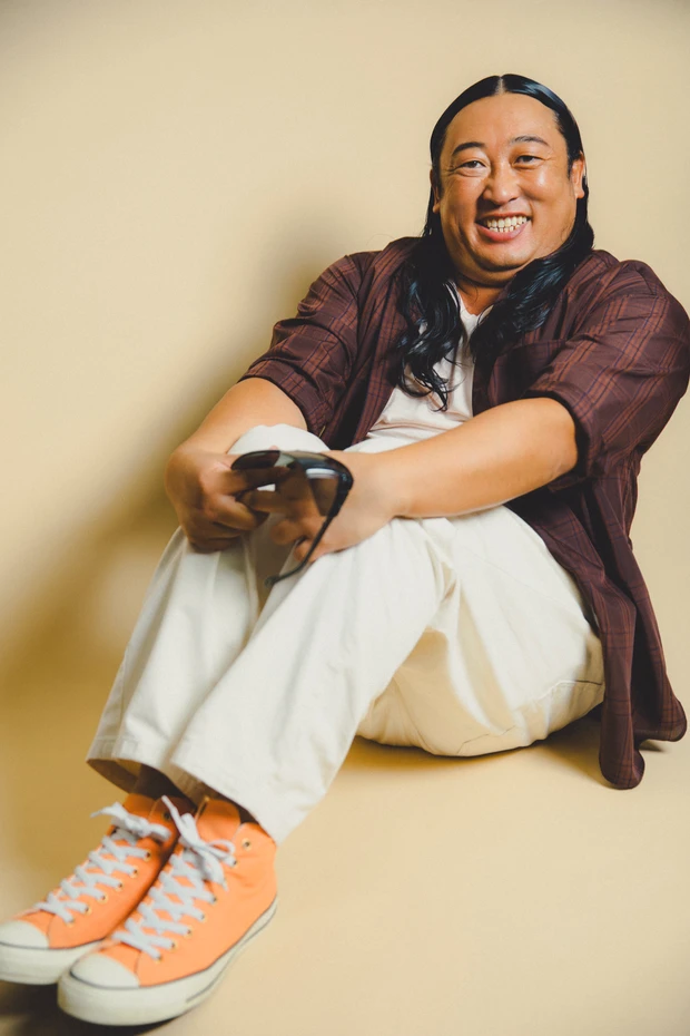 マキア ロバート 秋山竜次 クリエイターズ・ファイル インタビュー 全身