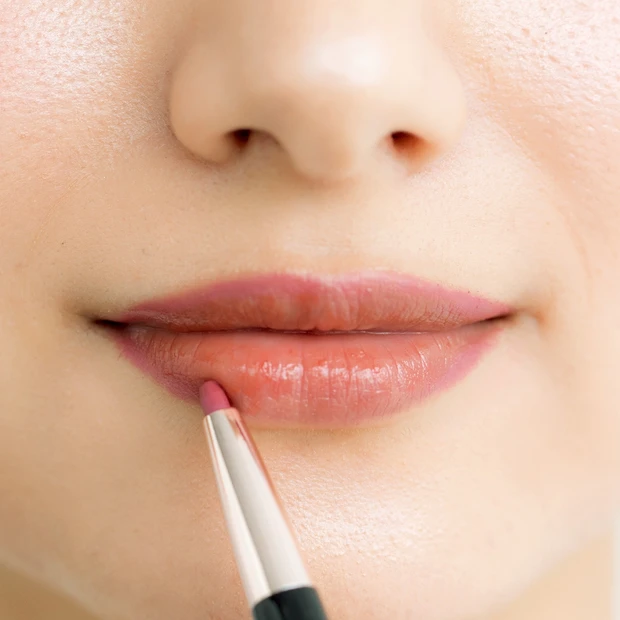 リップライナーで輪郭をくっきり